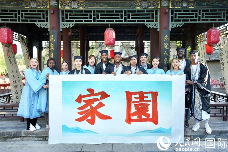 選手們共同寫下的“家園”。人民網(wǎng) 盧鵬宇攝