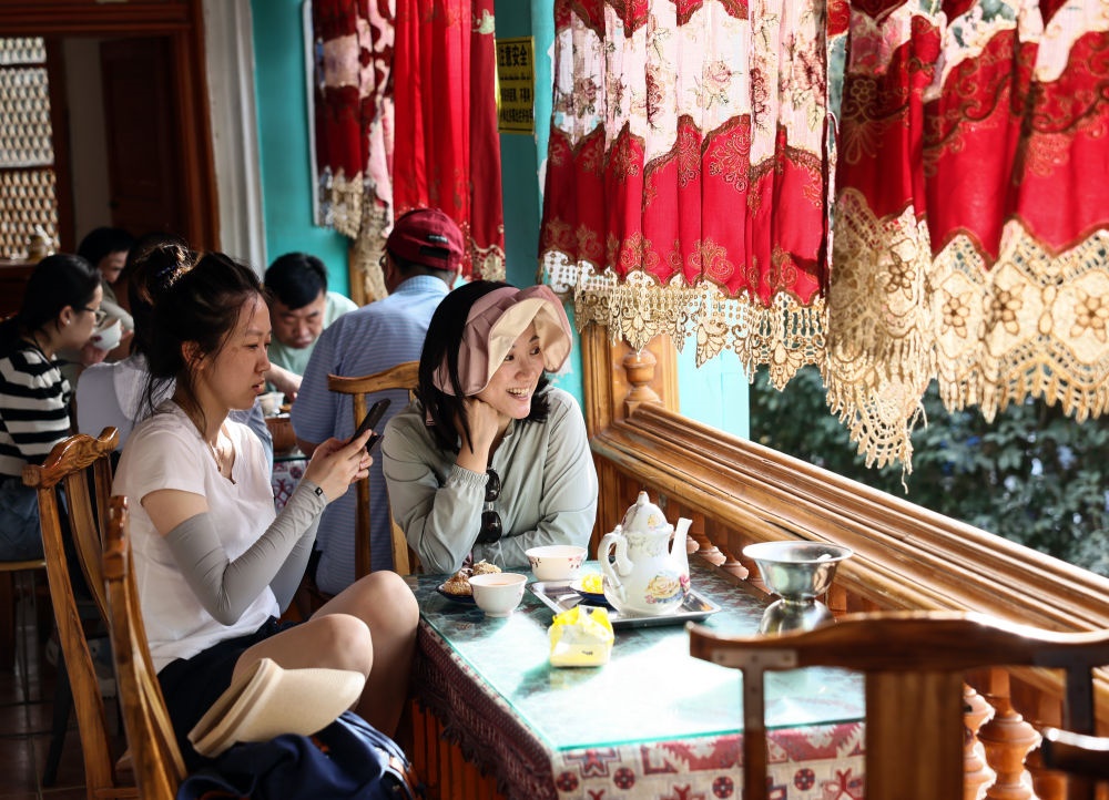 游客在新疆喀什古城景區(qū)百年老茶館內品茶小憩（2023年9月7日攝）。新華社記者 蘭紅光 攝