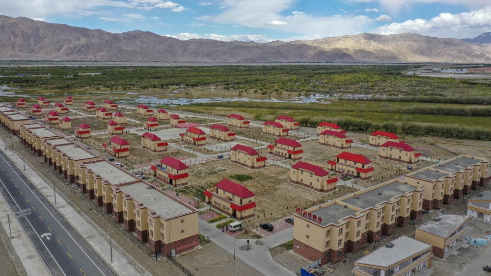 這是由深圳援疆修建的新疆塔什庫爾干塔吉克自治縣一處安置小區(qū)（2019年7月9日攝，無人機照片）。新華社記者 胡虎虎 攝