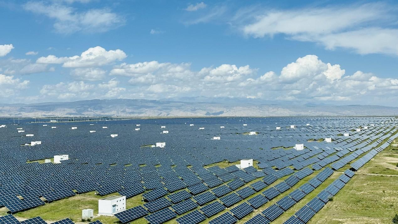 遠(yuǎn)眺青海省海南州光伏發(fā)電園區(qū)。人民網(wǎng) 劉沛然攝