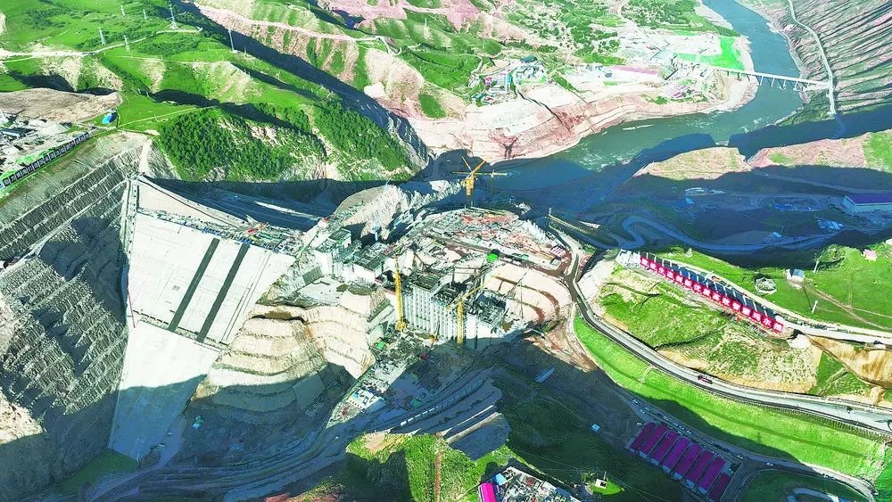 瑪爾擋水電站項目建設(shè)現(xiàn)場。國家能源集團(tuán)青?，敔枔跛娬竟﹫D