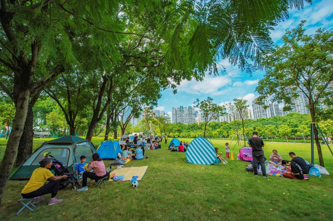 珠江公園內(nèi)，居民們正露營休憩。受訪者供圖