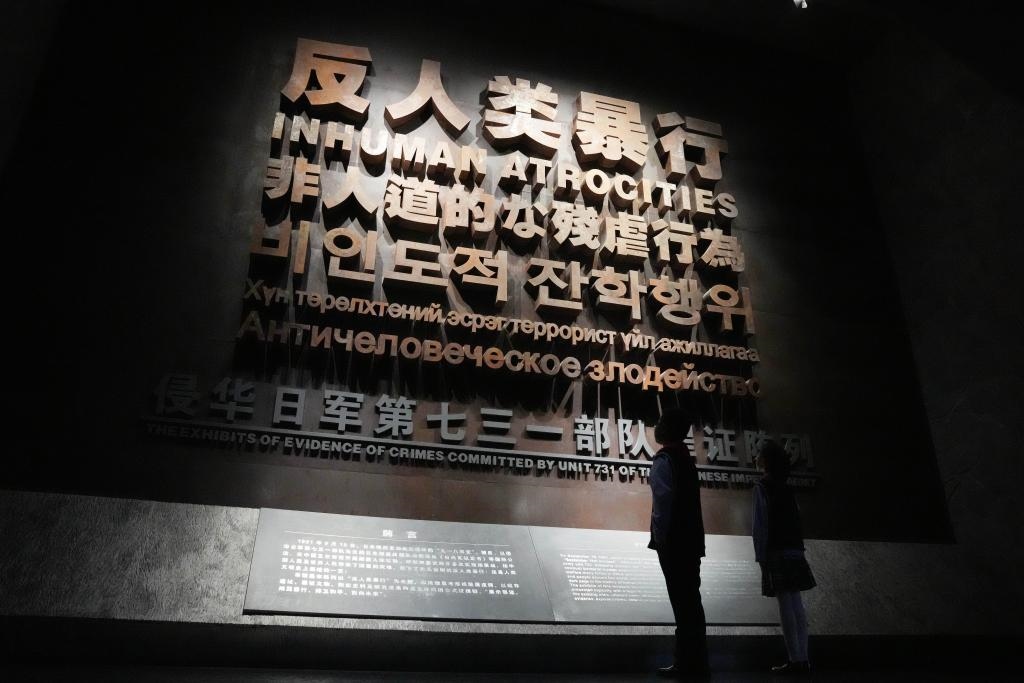 9月18日，青少年在侵華日軍第七三一部隊(duì)罪證陳列館內(nèi)參觀。新華社記者 王建威 攝