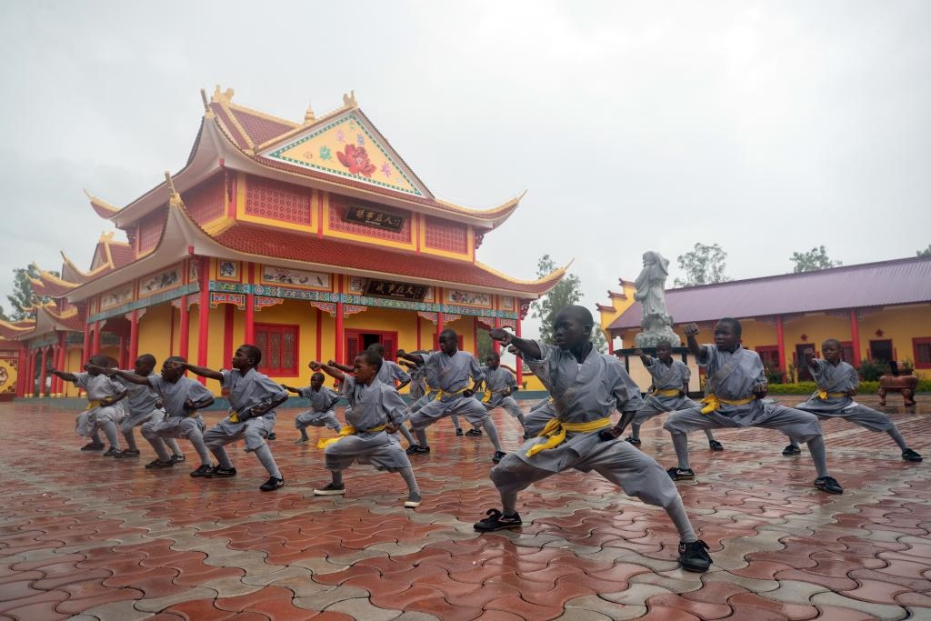 1月21日，在位于贊比亞首都盧薩卡市郊區(qū)的少林寺文化中心，學員練習中國功夫。
