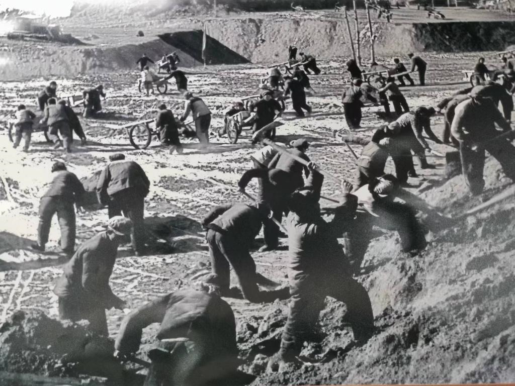 20世紀(jì)70年代，高西溝人治理水土流失場景。（資料圖片）