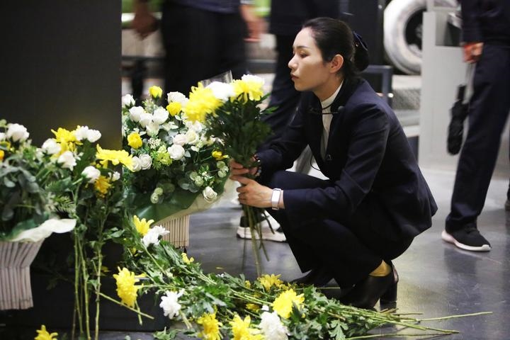 9月18日，工作人員在侵華日軍第七三一部隊(duì)罪證陳列館整理花束。新華社記者 石楓 攝