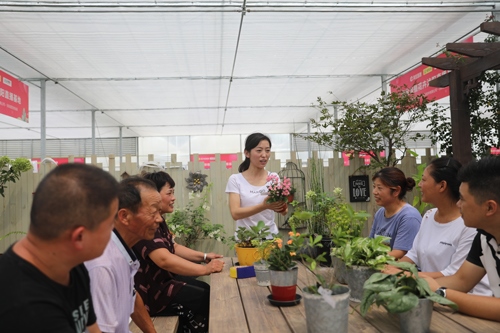 李敏向村民講授花木直播經(jīng)驗(yàn)。受訪者供圖