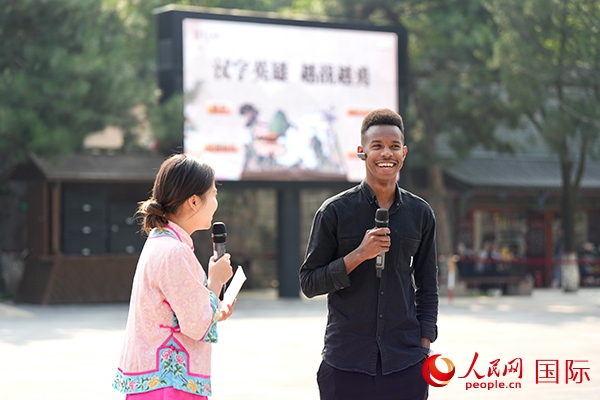 選手王安（乍得）挑戰(zhàn)“漢字英雄·越戰(zhàn)越勇”游戲。人民網(wǎng) 盧鵬宇攝
