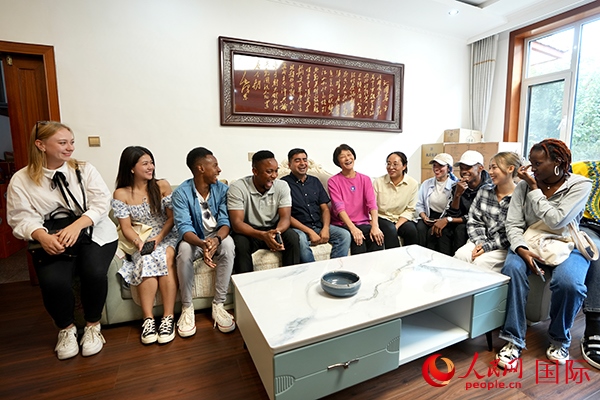 選手們在村民王小留家中做客。人民網(wǎng) 盧鵬宇攝