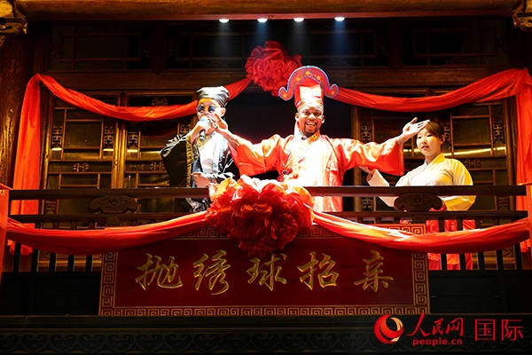 拋繡球。人民網(wǎng) 盧鵬宇攝