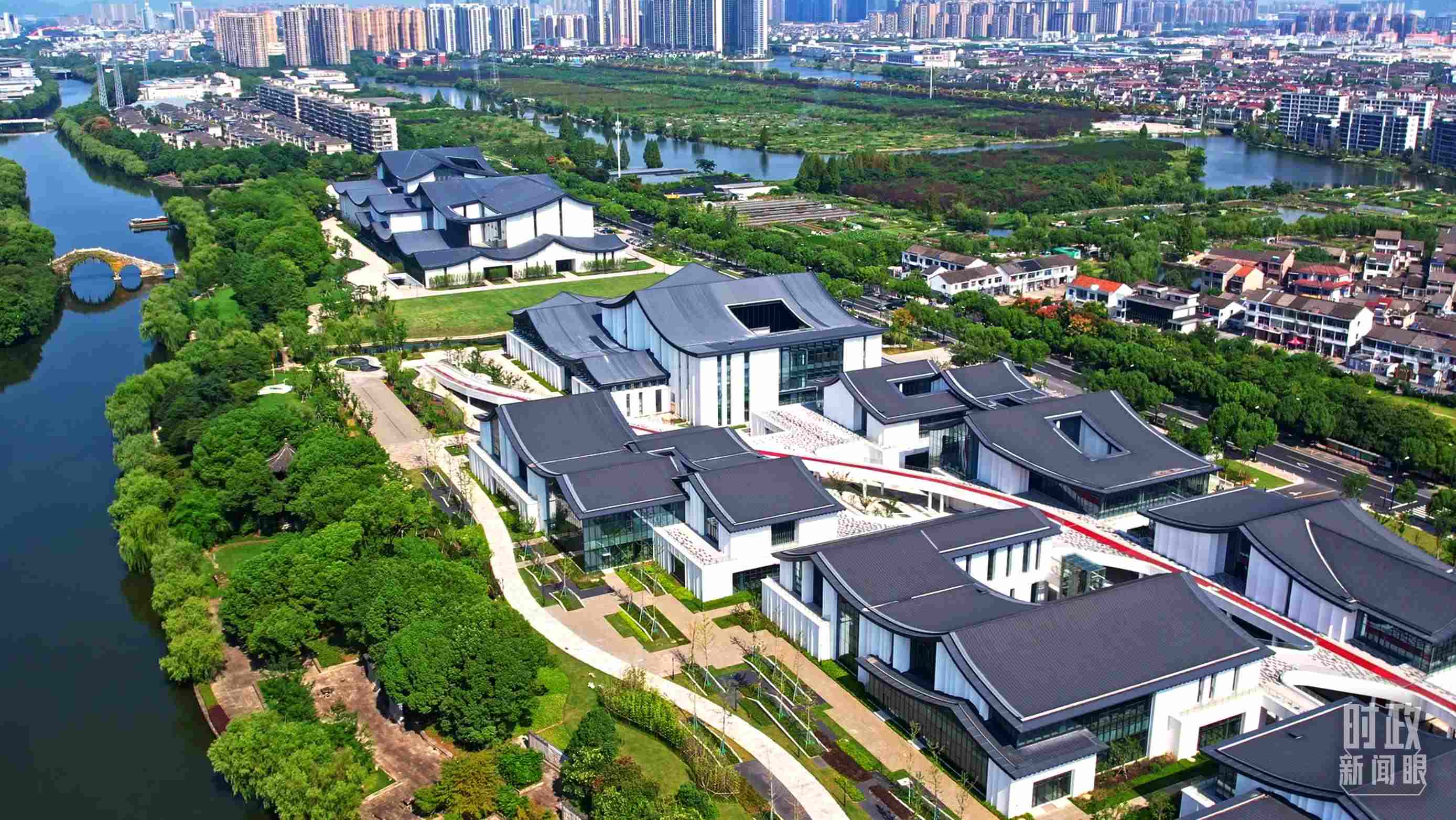 △臨河而建的浙東運河文化園。（總臺央視記者范凱拍攝）