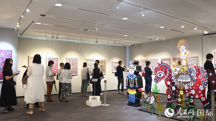 到場民眾觀看展覽。人民網 許可攝