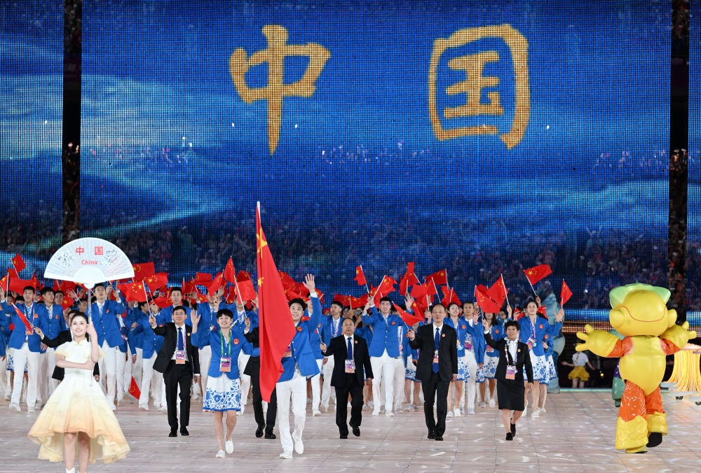 中國代表團在開幕式上入場。