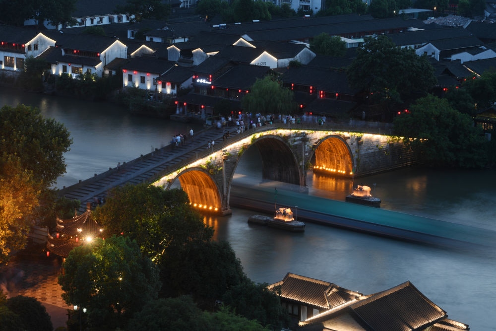 一艘貨船經(jīng)過京杭大運河杭州段的標(biāo)志性建筑拱宸橋。