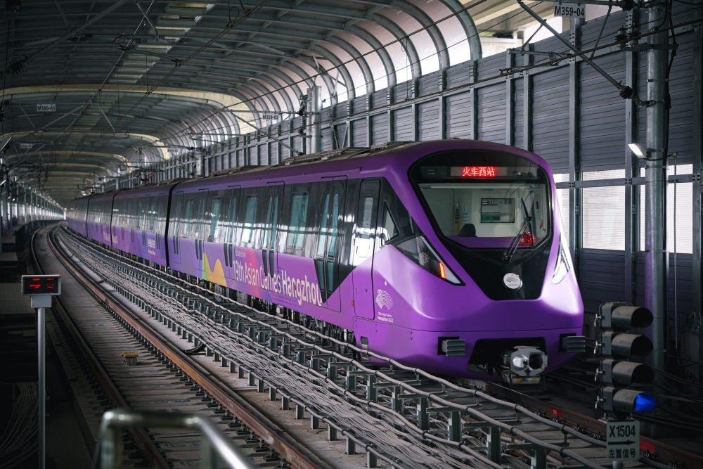 從杭州火車西站出發(fā)，地鐵19號線貫穿杭州火車東站、杭州蕭山機場，“亞運號”地鐵專列運行在這條線路上。