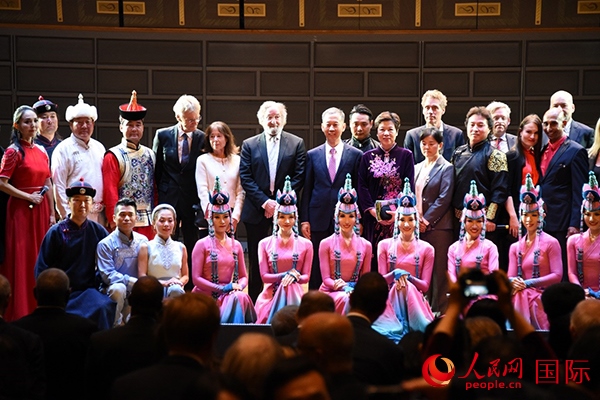 中國(guó)駐瑞典大使崔愛(ài)民夫婦與演職人員及部分來(lái)賓合影留念。人民網(wǎng)記者 殷淼攝
