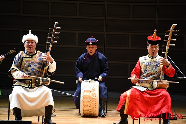 內(nèi)蒙古藝術(shù)劇院表演的《草原頌》劇照。人民網(wǎng)記者 殷淼攝