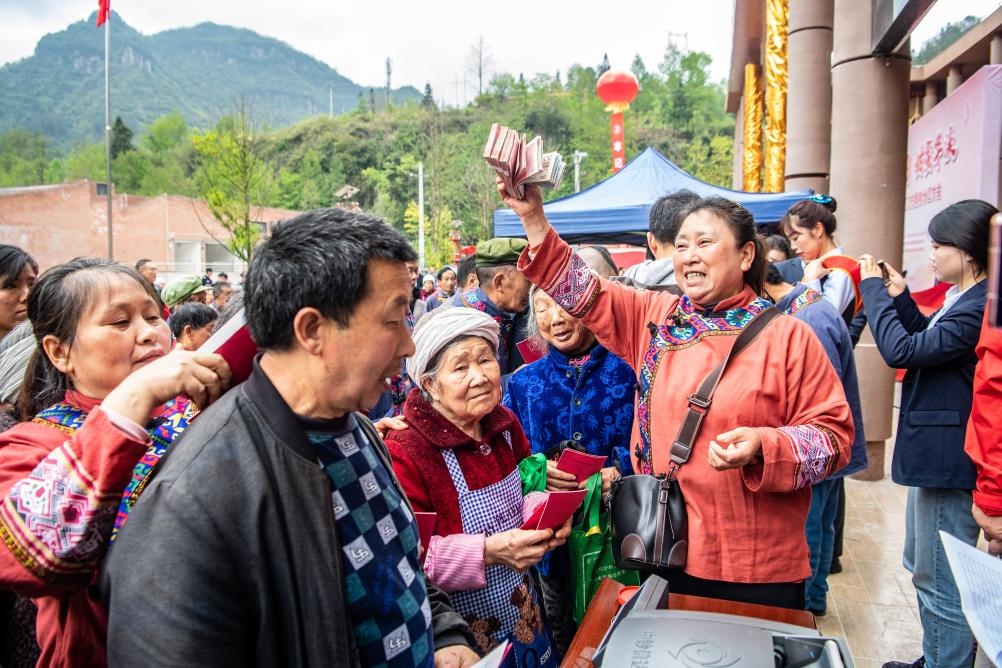 4月13日，在華溪村第五屆分紅大會(huì)上，村民在排隊(duì)領(lǐng)取分紅。新華社記者 唐奕 攝