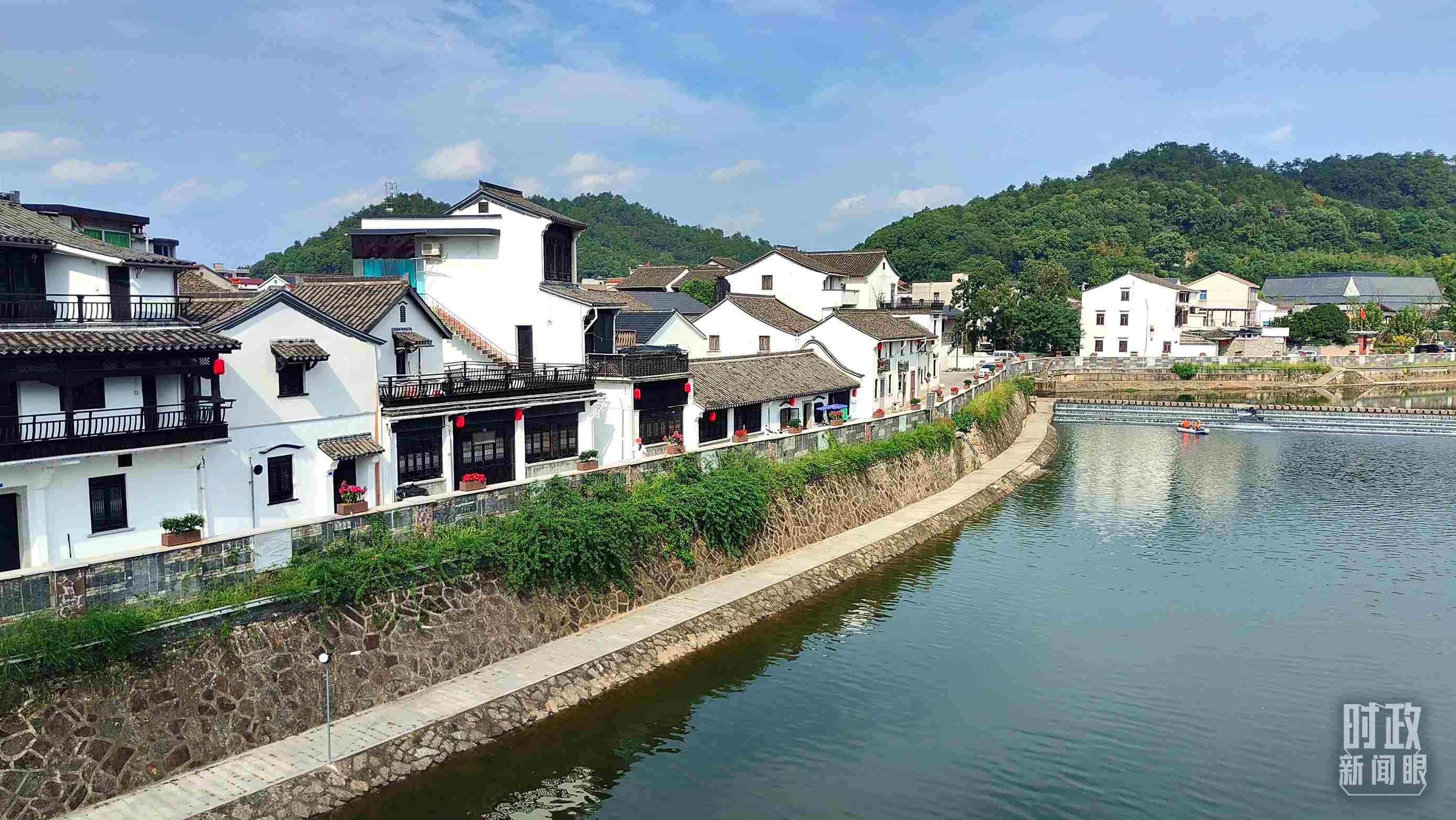 △“楓橋經(jīng)驗”發(fā)源地諸暨市楓橋鎮(zhèn)。（總臺央視記者楊立峰拍攝）