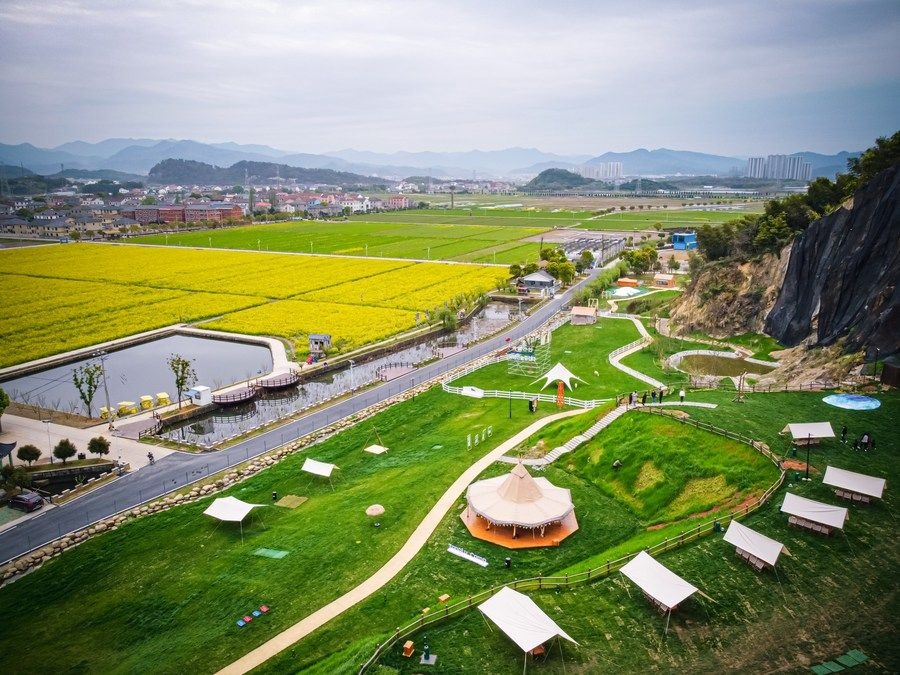  浙江省諸暨市楓橋鎮(zhèn)杜黃新村用廢棄礦山改造的露營(yíng)旅游地（2023年3月29日攝）。