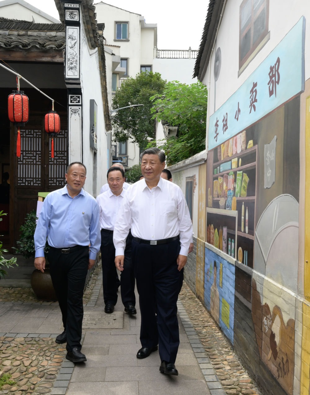 20日上午，習(xí)近平在金華市義烏市后宅街道李祖村考察。