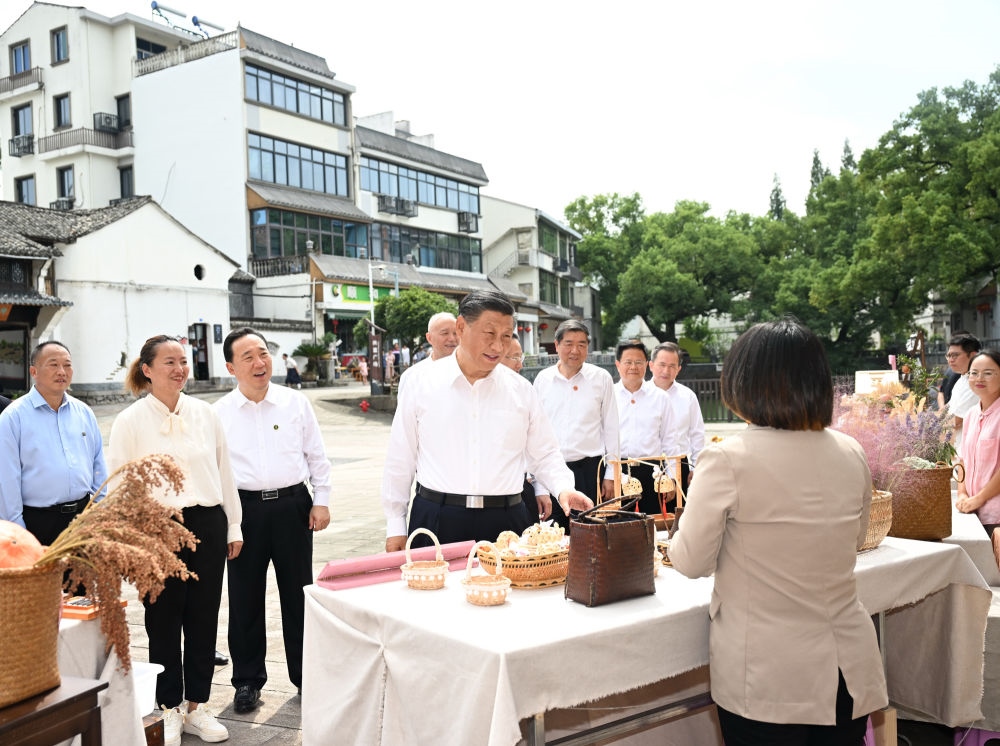 20日上午，習(xí)近平在金華市義烏市后宅街道李祖村考察。