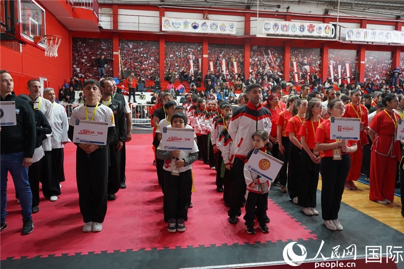 圖為開幕式現(xiàn)場運(yùn)動員入場儀式。人民網(wǎng)記者 許放攝