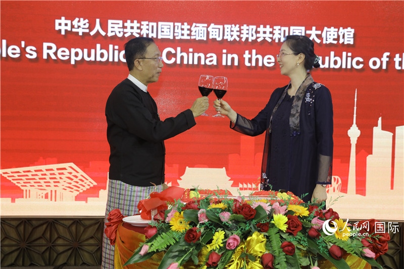 圖為曹靜臨時代辦與溫欣副總理祝酒。人民網(wǎng)記者 謝佳君攝