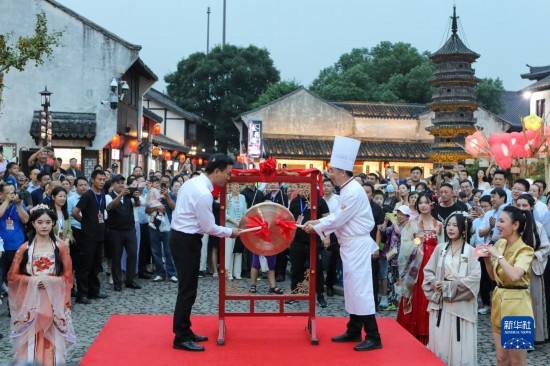 9月27日拍攝的2023年南翔國(guó)潮大會(huì)暨第十七屆上海南翔小籠文化展開幕儀式現(xiàn)場(chǎng)。