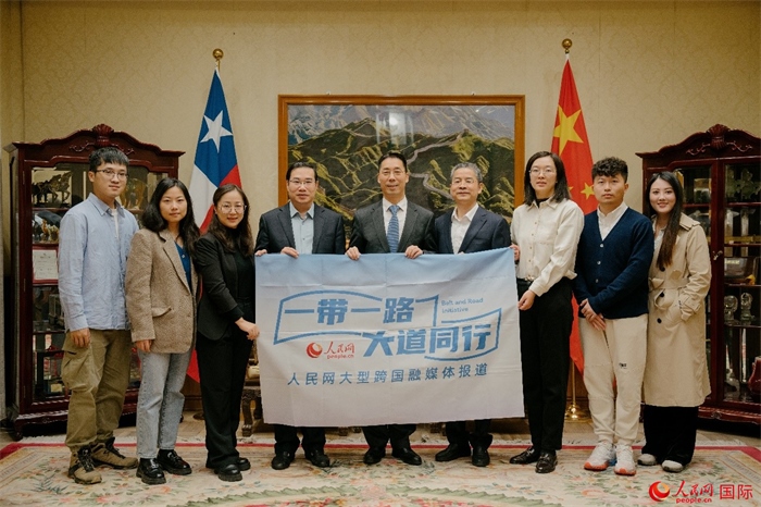 牛清報(bào)大使（中）與人民網(wǎng)、人民日報(bào)社記者合影。 人民網(wǎng)記者 張若涵攝