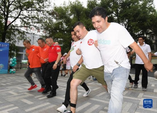 9月28日，在柯橋柯亭社區(qū)，各民族居民參加趣味運(yùn)動(dòng)會(huì)。