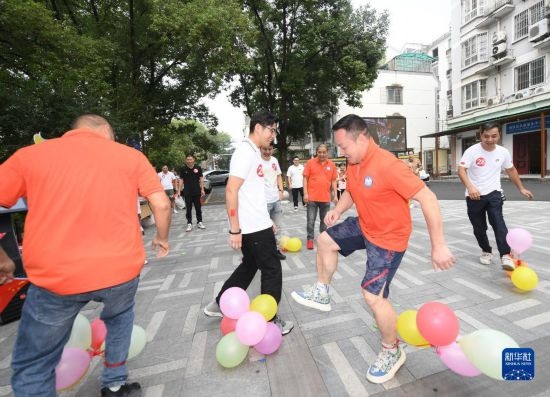 9月28日，在柯橋柯亭社區(qū)，各民族居民參加趣味運(yùn)動(dòng)會(huì)。