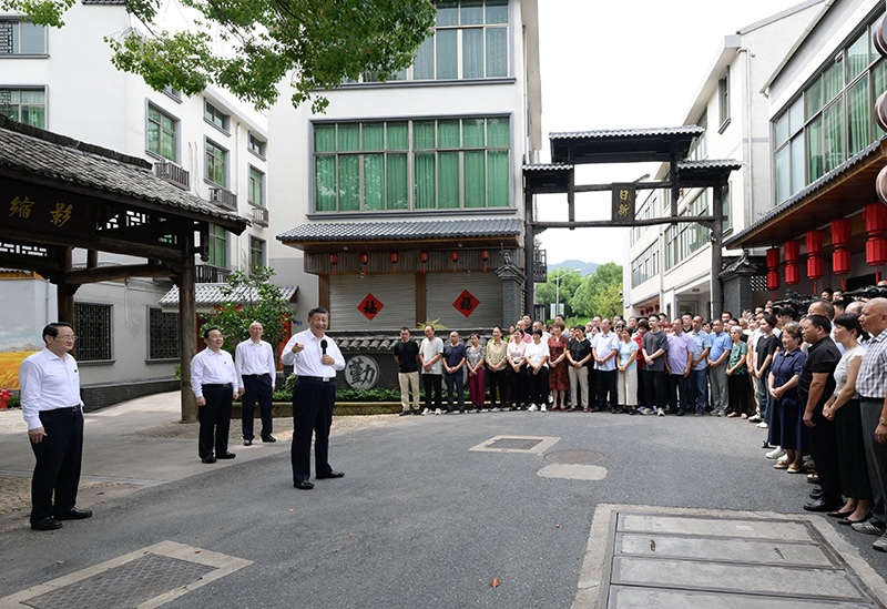 2023年9月20日，習(xí)近平在浙江省金華市義烏市后宅街道李祖村考察時(shí)，同群眾親切交流。