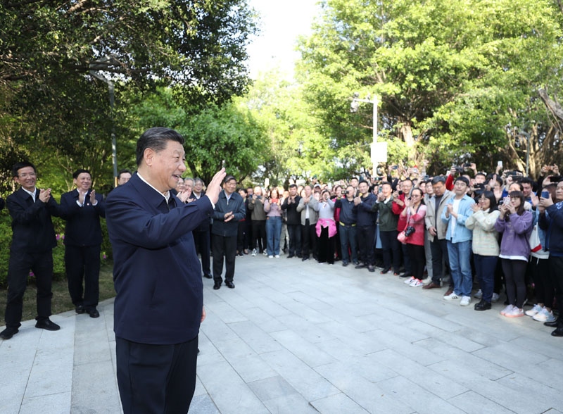 2021年3月24日，習(xí)近平在福建省福州市福山郊野公園考察時(shí)，向市民們招手致意。
