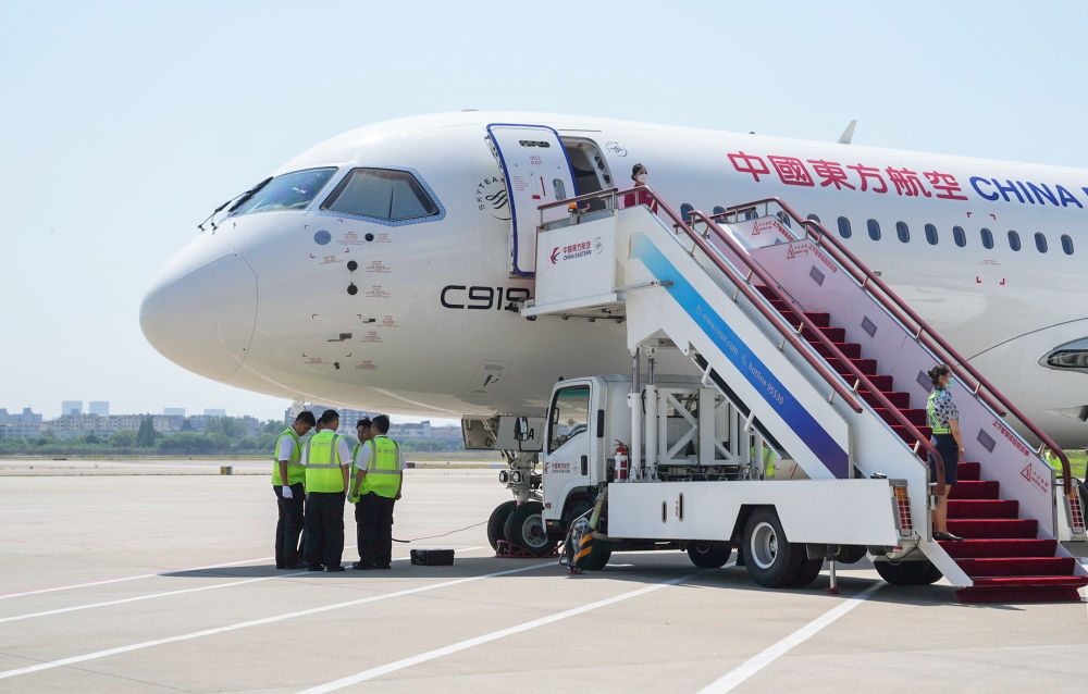 在上海虹橋國際機場停機坪拍攝的C919飛機（5月28日攝）。新華社記者 丁汀 攝