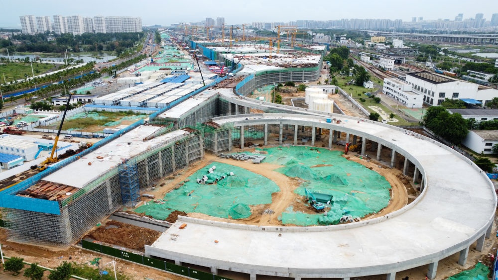 9月9日拍攝的?？谛潞８酆湍细邸岸€口岸”（貨運）集中查驗場所建設項目（無人機照片）。該項目是海南自貿港封關運作重點項目。新華社記者 楊冠宇 攝