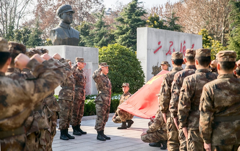 2018年12月14日，陸軍第71集團軍某合成旅王杰生前所在連官兵組織黨員重溫入黨誓詞