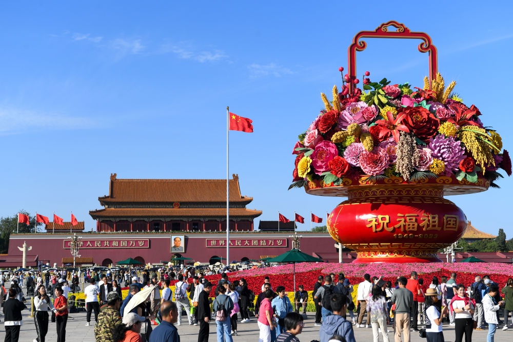 9月27日，市民游客在天安門廣場參觀“祝福祖國”巨型花籃。新華社記者 鞠煥宗 攝