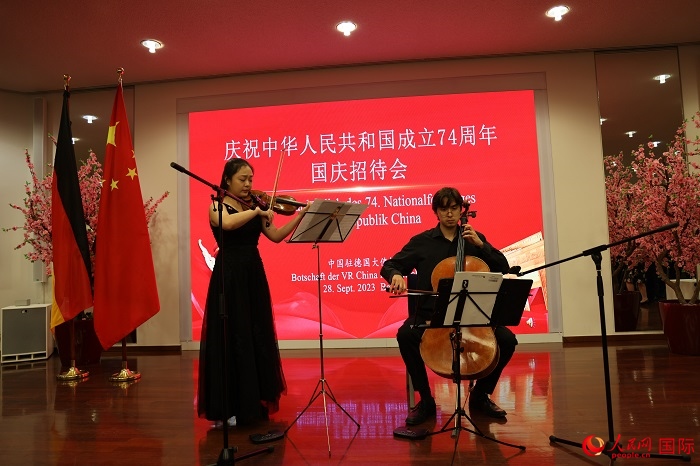 青年音樂家為來賓們現(xiàn)場演奏《我和我的祖國》。人民網(wǎng)記者 劉仲華攝