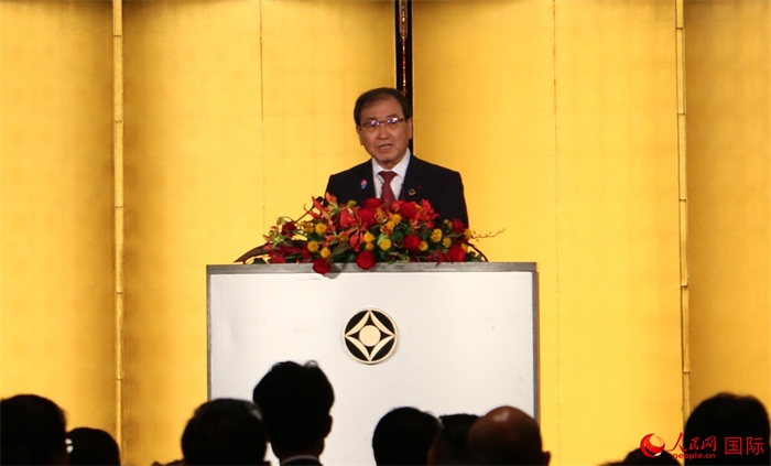 日本經(jīng)濟(jì)團(tuán)體聯(lián)合會(huì)會(huì)長(zhǎng)十倉(cāng)雅和發(fā)表致辭。人民網(wǎng) 許可攝