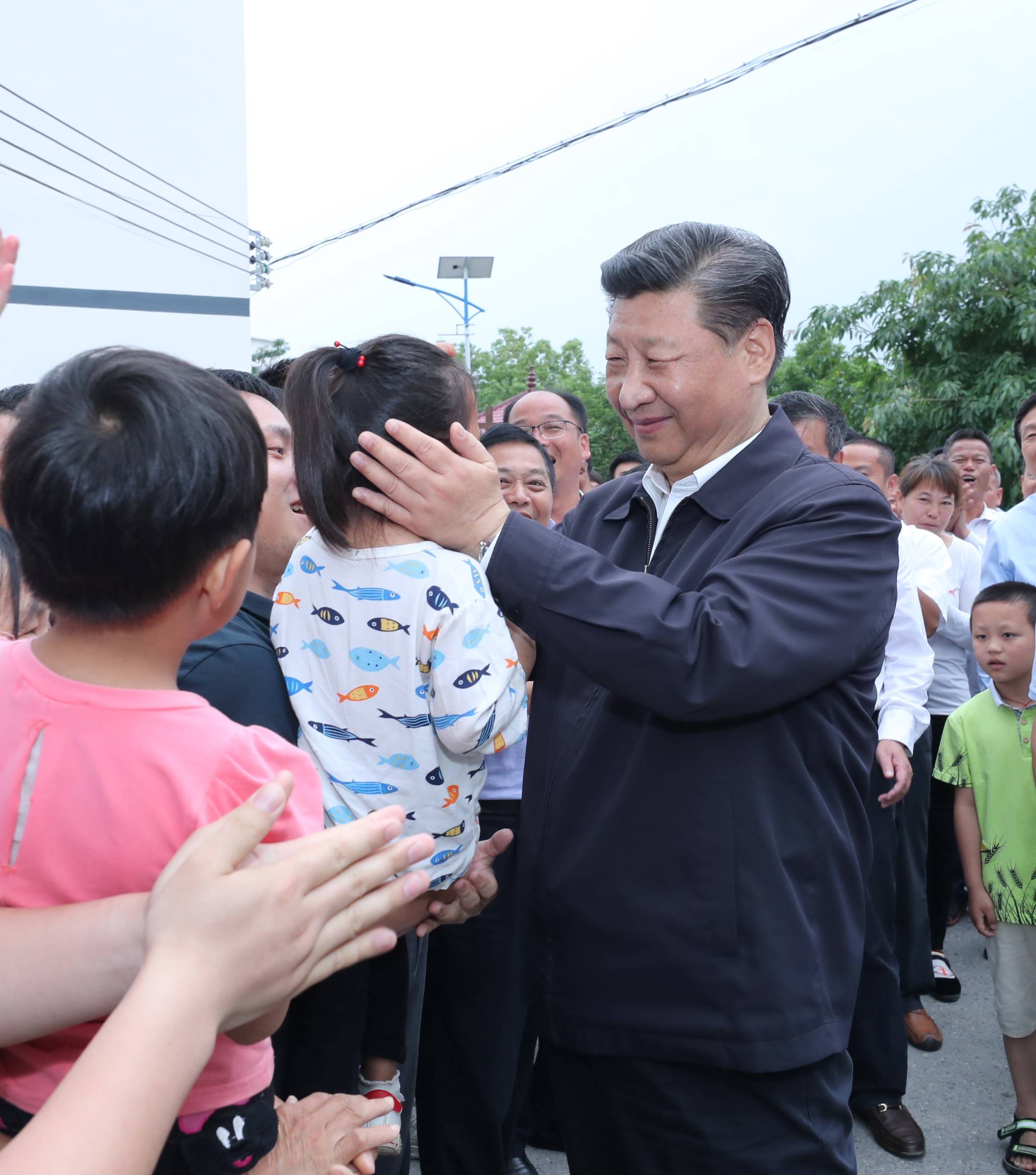 2019年5月20日，中共中央總書記、國家主席、中央軍委主席習(xí)近平深入贛南老區(qū)考察調(diào)研。這是習(xí)近平來到贛州市于都縣梓山鎮(zhèn)潭頭村親切看望老區(qū)群眾。新華社記者 鞠鵬 攝
