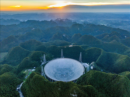 “中國(guó)天眼”全景（維護(hù)保養(yǎng)期間拍攝）。新華社記者 歐東衢 攝