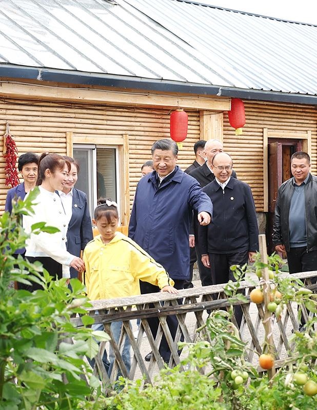 △2023年9月6日，習近平總書記在黑龍江漠河市北極村村民史瑞娟家的民宿小院考察。