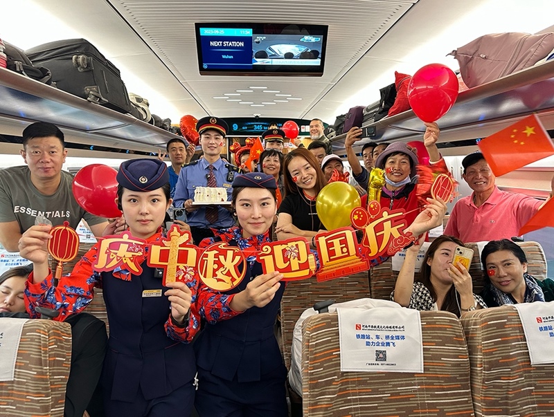 孫柄全與班組人員、旅客共同“慶中秋，迎國慶”。受訪者供圖