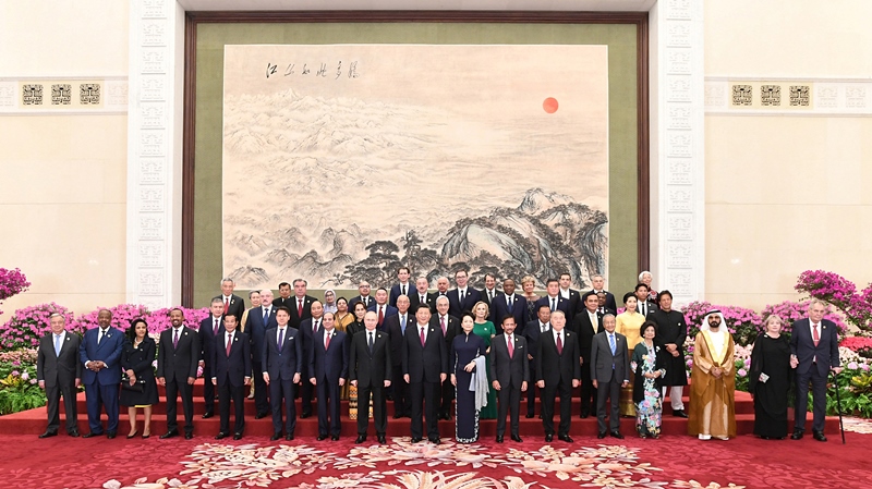 2019年4月26日，習近平主席和夫人彭麗媛在北京人民大會堂舉行宴會，歡迎出席第二屆“一帶一路”國際合作高峰論壇的外方領導人夫婦及嘉賓。這是習近平和彭麗媛同外方領導人夫婦及嘉賓合影留念。