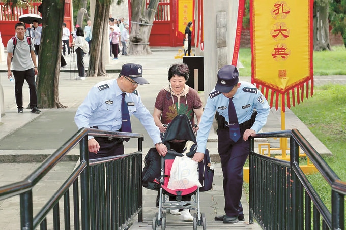 三孔派出所民警貼心幫助游客。胡勇攝