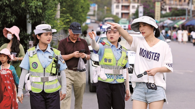 女子中隊(duì)隊(duì)員在小七孔景區(qū)給游客指路。莫玄毅攝