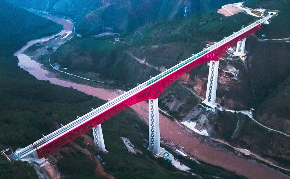 中老鐵路首發(fā)列車駛過中國云南省元江哈尼族彝族傣族自治縣境內(nèi)的元江雙線特大橋（2021年12月3日攝，無人機(jī)照片）。