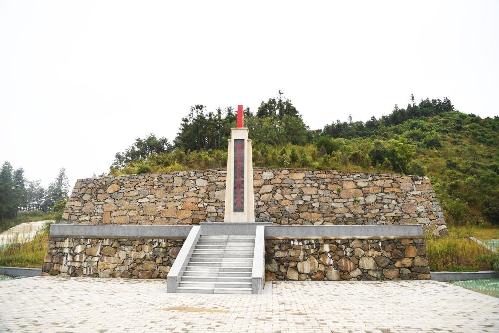 這是9月27日拍攝的田鋪大塆后山上的“韓家寨殲滅戰(zhàn)紀(jì)念碑”。新華社記者張浩然攝
