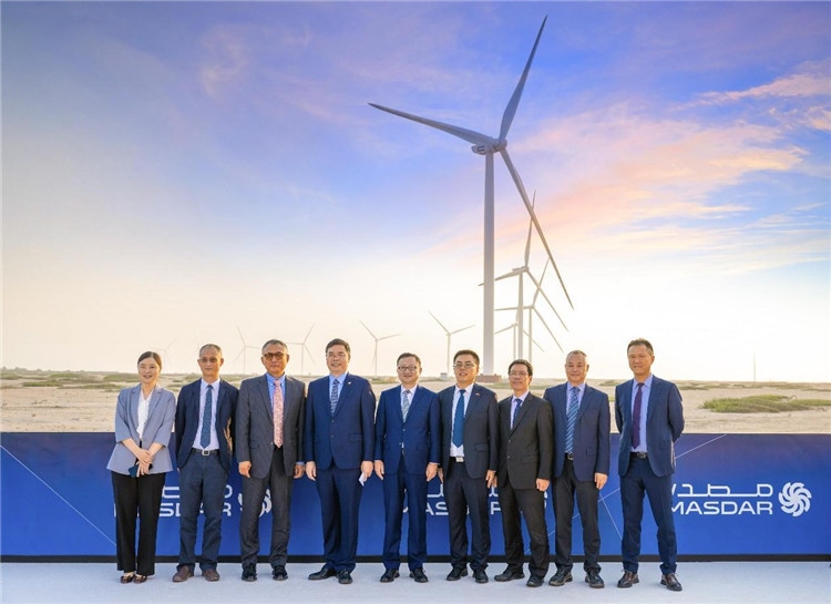 中方建設(shè)者在風(fēng)電場合影。中國電建供圖